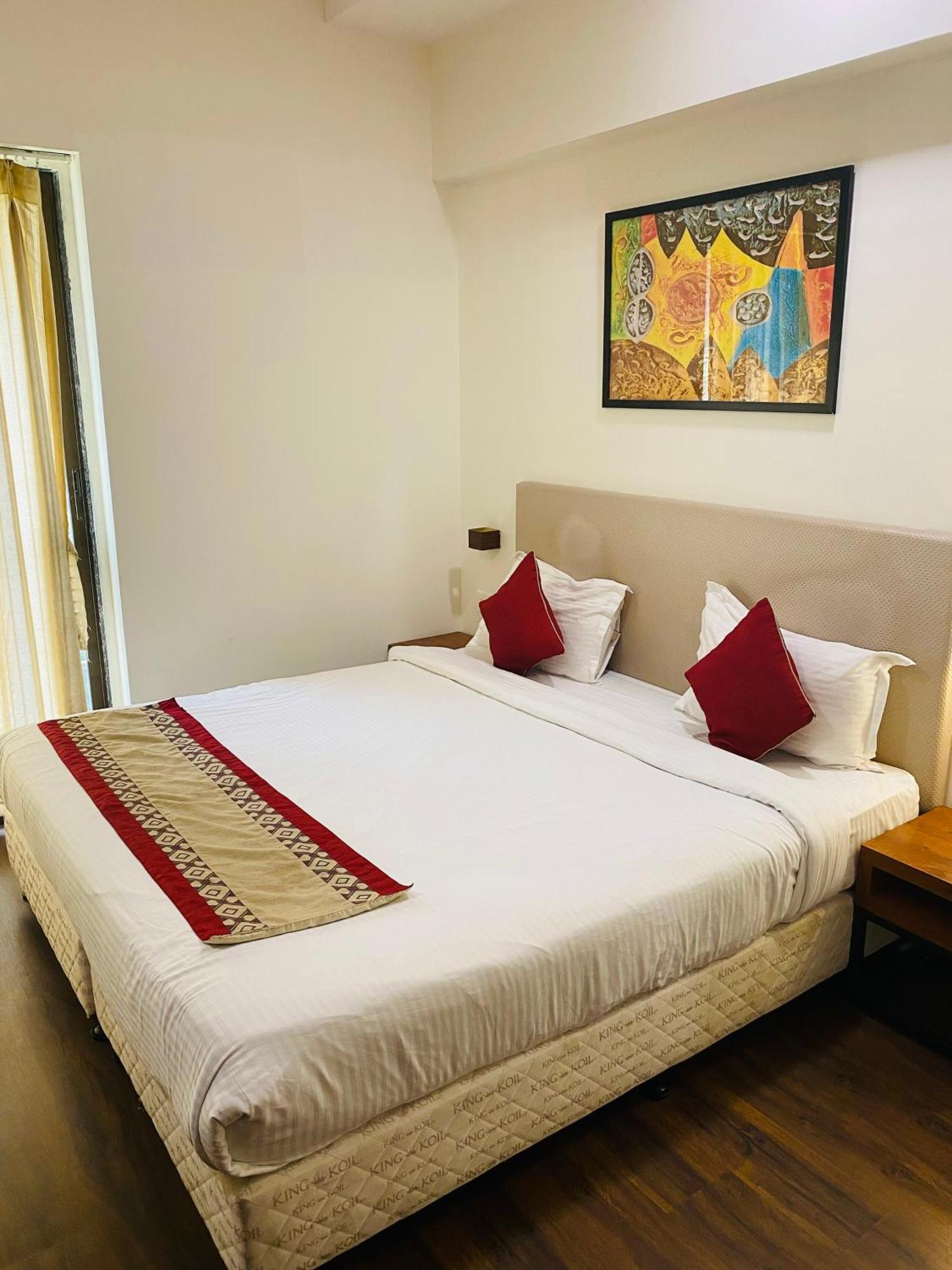 Mumbai House Luxury Apartments Santacruz East, مومباي المظهر الخارجي الصورة