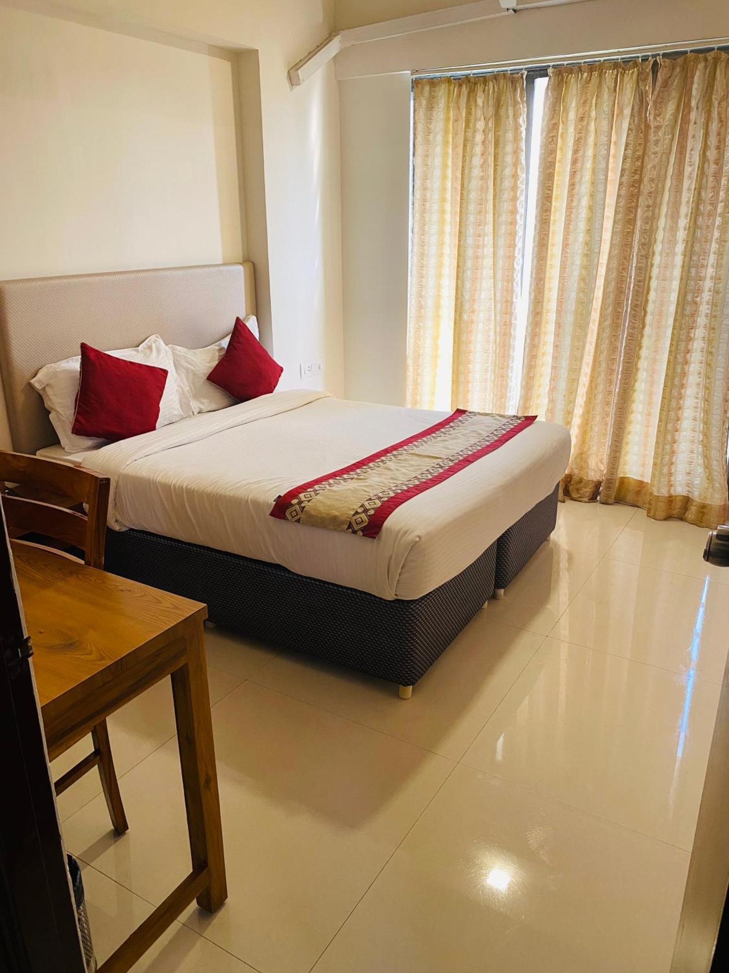 Mumbai House Luxury Apartments Santacruz East, مومباي المظهر الخارجي الصورة