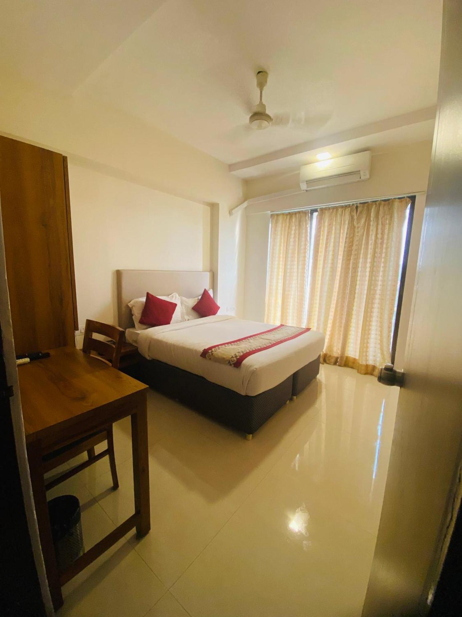 Mumbai House Luxury Apartments Santacruz East, مومباي المظهر الخارجي الصورة