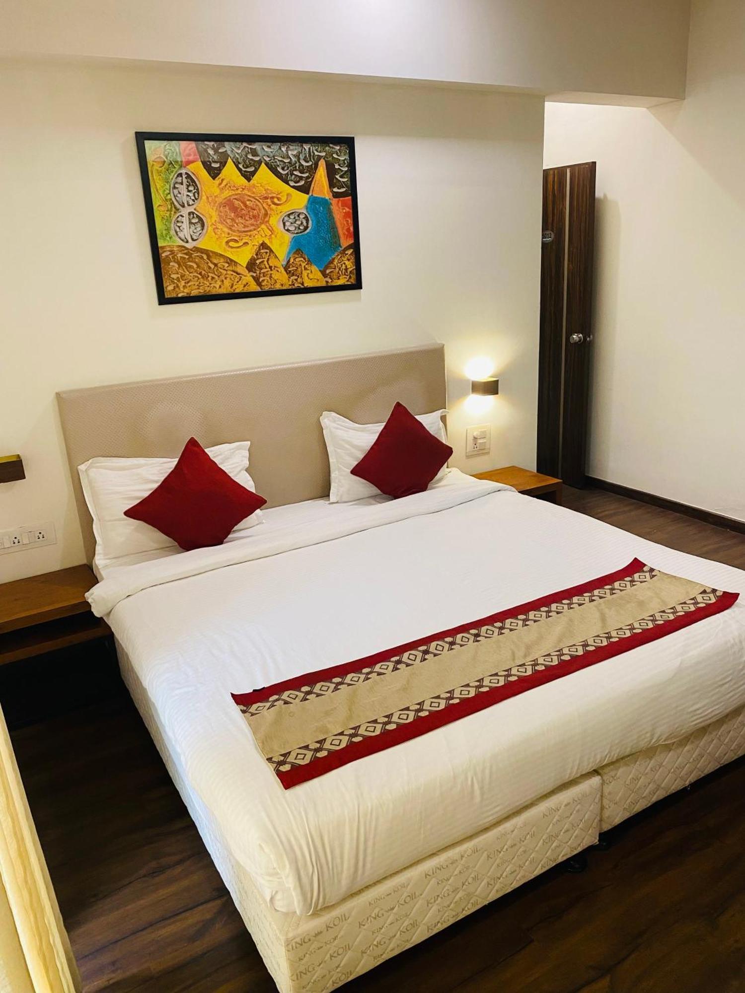 Mumbai House Luxury Apartments Santacruz East, مومباي المظهر الخارجي الصورة