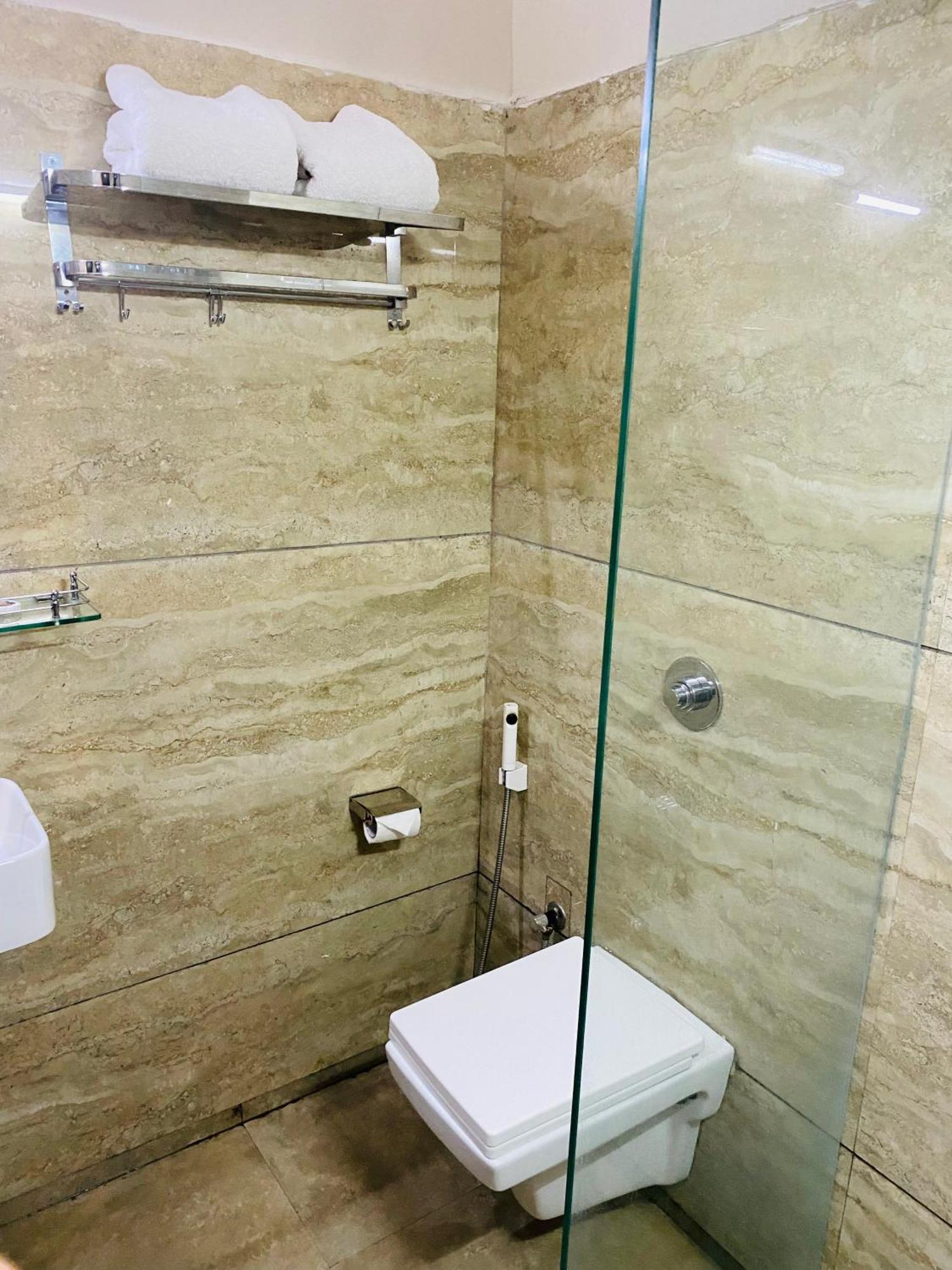 Mumbai House Luxury Apartments Santacruz East, مومباي المظهر الخارجي الصورة