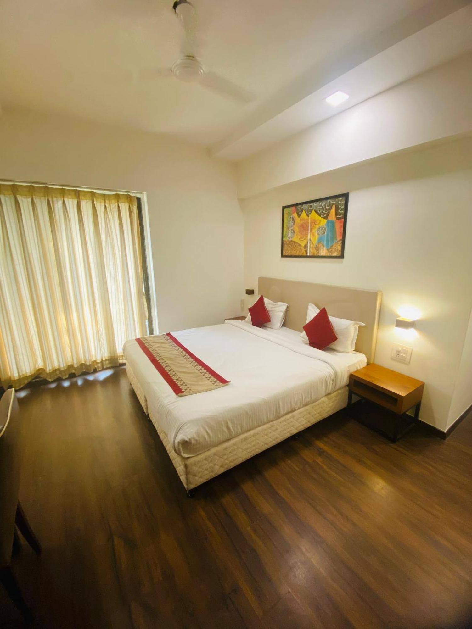 Mumbai House Luxury Apartments Santacruz East, مومباي المظهر الخارجي الصورة