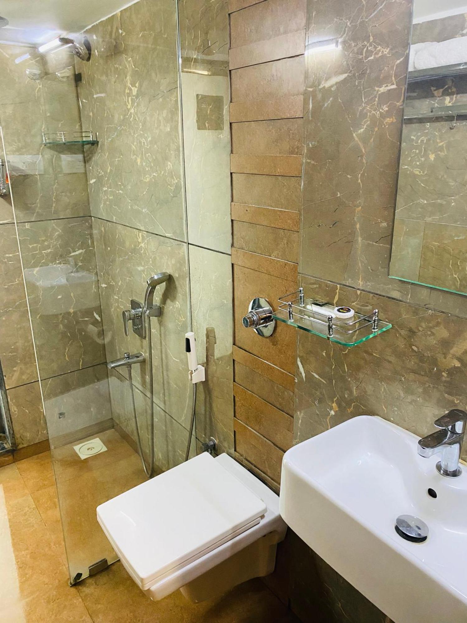 Mumbai House Luxury Apartments Santacruz East, مومباي المظهر الخارجي الصورة