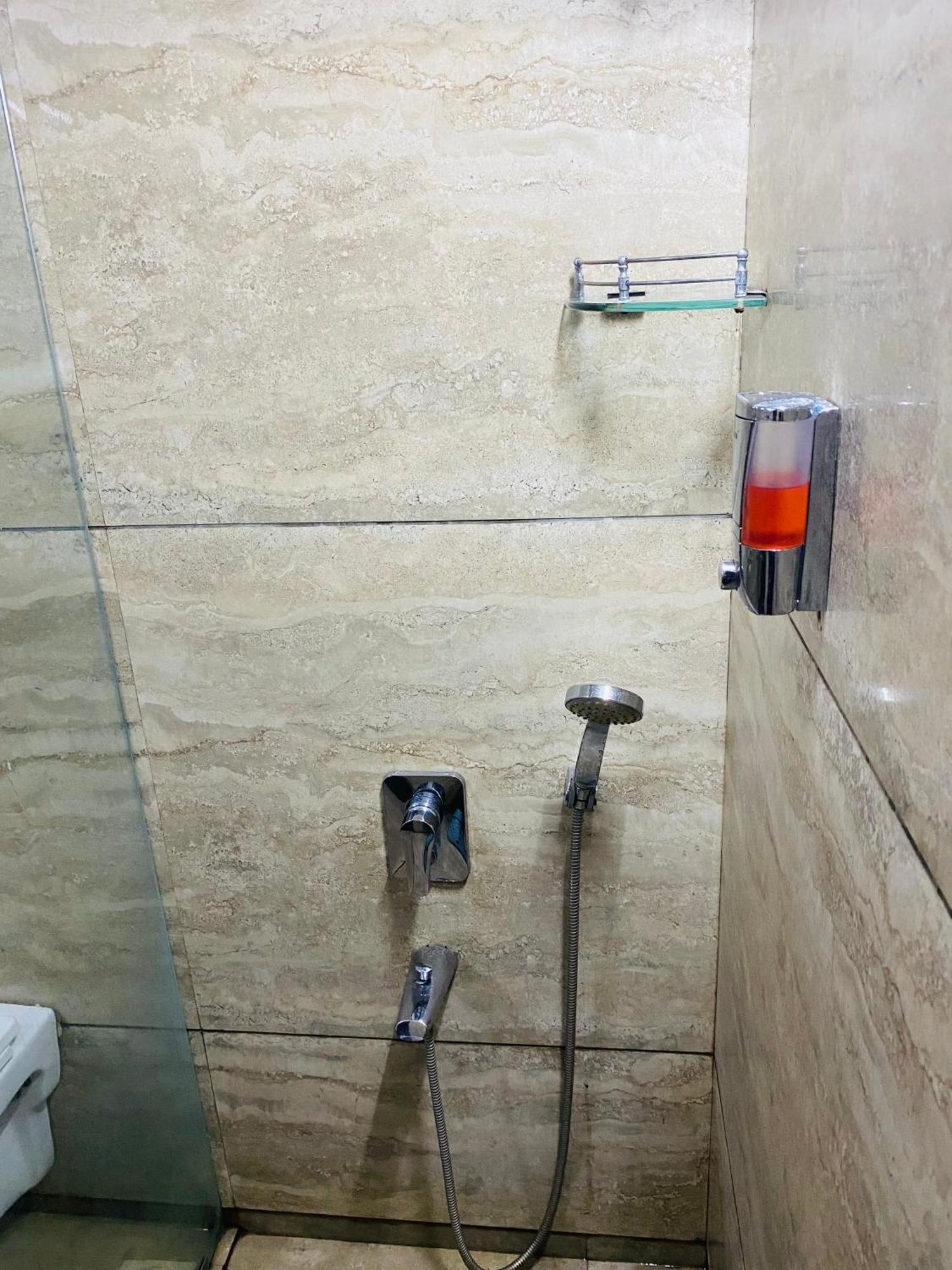 Mumbai House Luxury Apartments Santacruz East, مومباي المظهر الخارجي الصورة