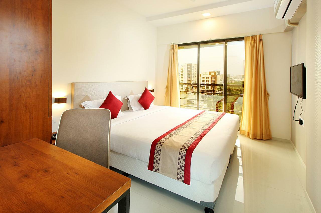 Mumbai House Luxury Apartments Santacruz East, مومباي المظهر الخارجي الصورة