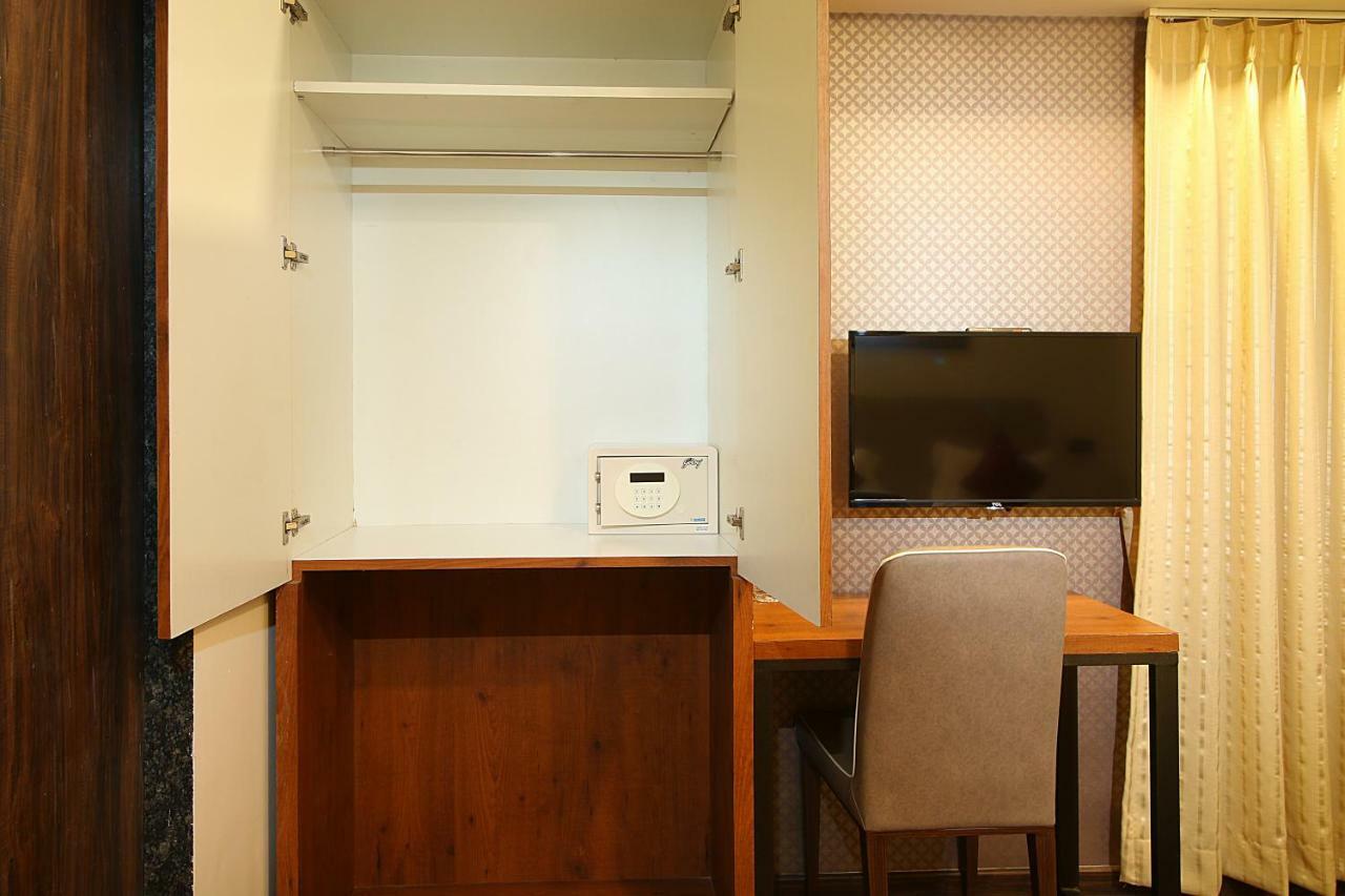 Mumbai House Luxury Apartments Santacruz East, مومباي المظهر الخارجي الصورة