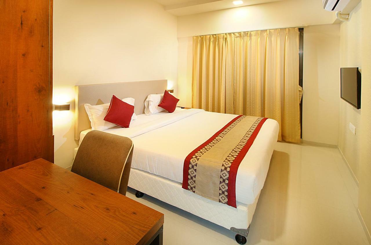 Mumbai House Luxury Apartments Santacruz East, مومباي المظهر الخارجي الصورة