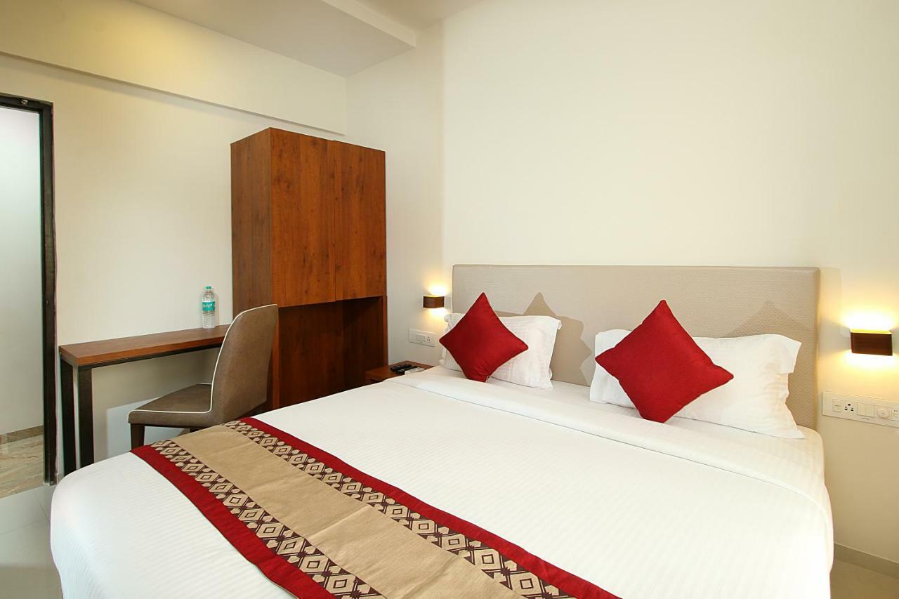 Mumbai House Luxury Apartments Santacruz East, مومباي المظهر الخارجي الصورة